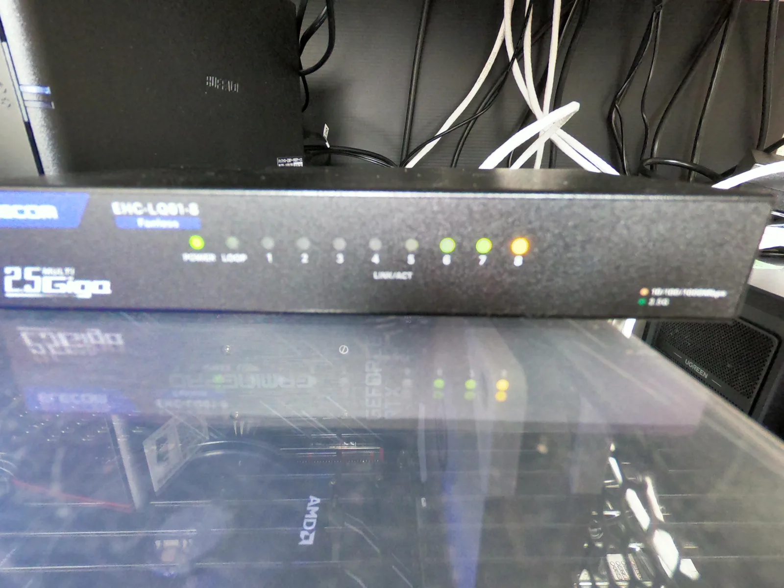 稼働中の EHC-LQ01-8 前面。ポート6・7 の LED が緑（2.5Gbps）、8 が橙（1Gbps 以下）で点灯