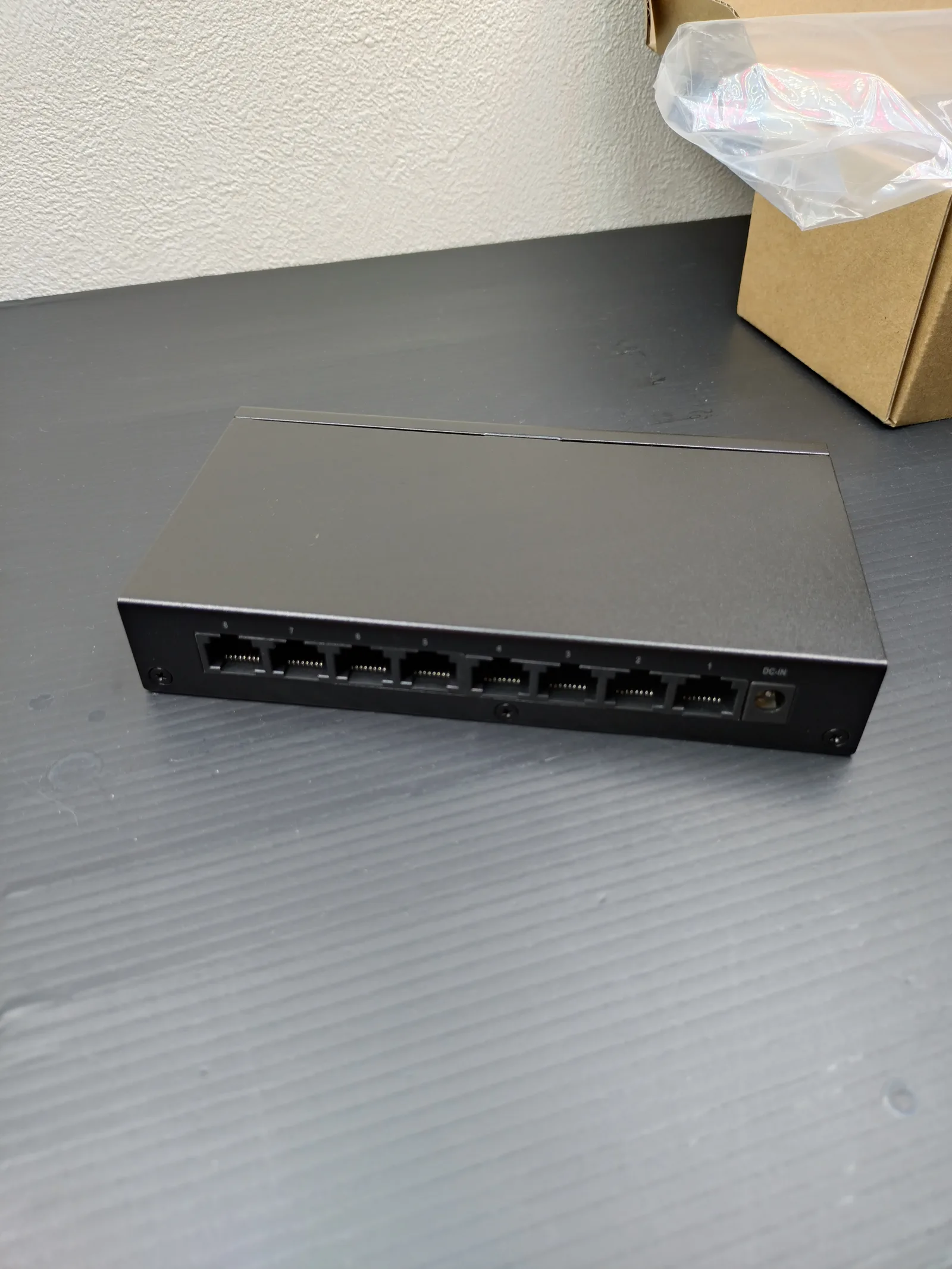 EHC-LQ01-8 の背面。RJ-45 ポート×8 と DC ジャック