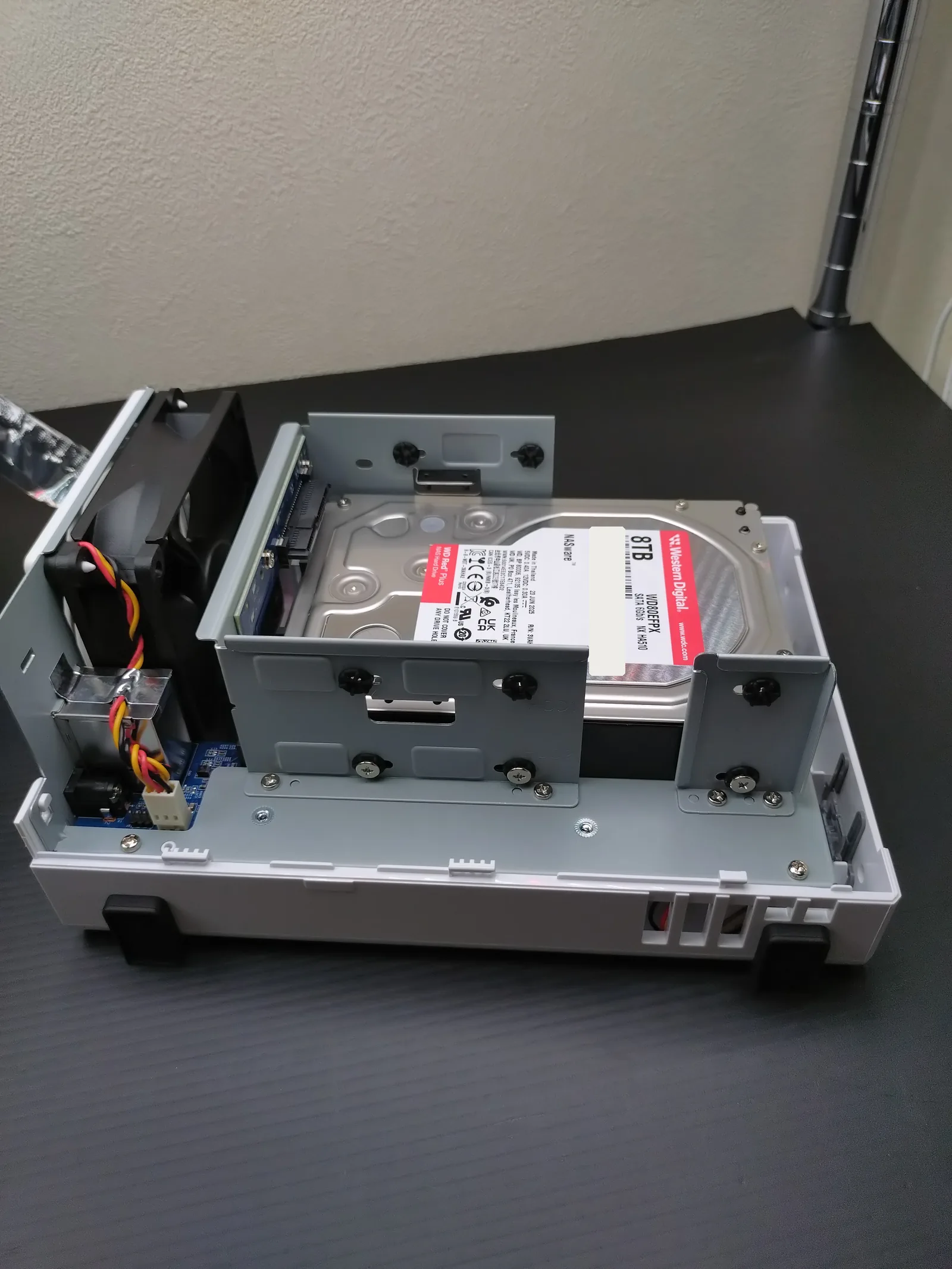 Synology DS223Jのドライブケージに、交換用のWD Red Plus 8TB（WD80EFPX）を収めた状態