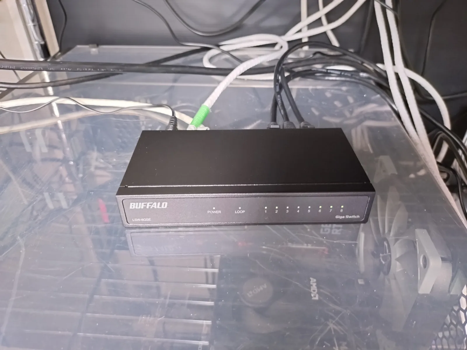 運営者宅で使用中のBUFFALO LSW-8GSEの前面。左からBUFFALOロゴ、型番表記のLSW-8GSE、POWERランプ、LOOPランプ、ポート1〜8のランプ、右端にGiga Switchの表記が並ぶ