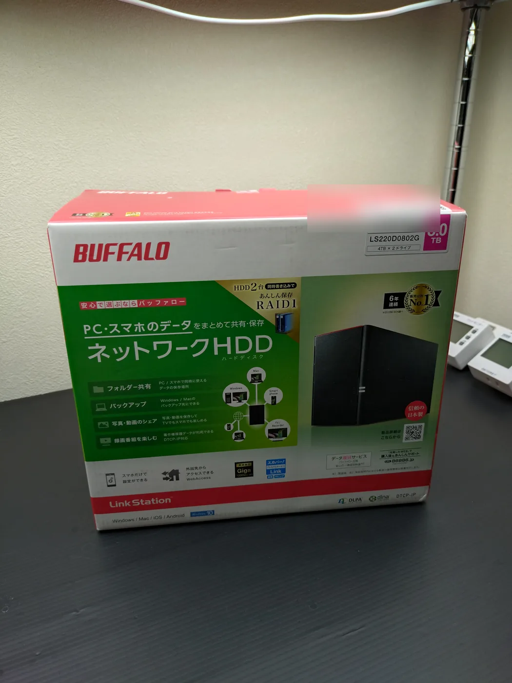 BUFFALO LinkStation LS220D0802Gの化粧箱正面。8.0TB・4TB×2ドライブと記載されている