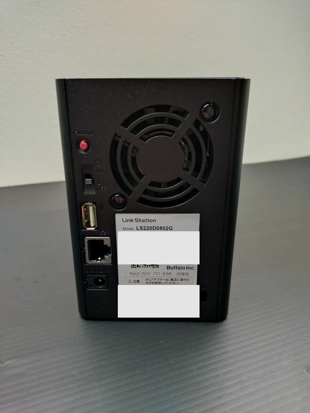 LS220D0802Gの背面。USBポート・1000BASE-TのLANポート・電源端子と、型番が記載されたラベル