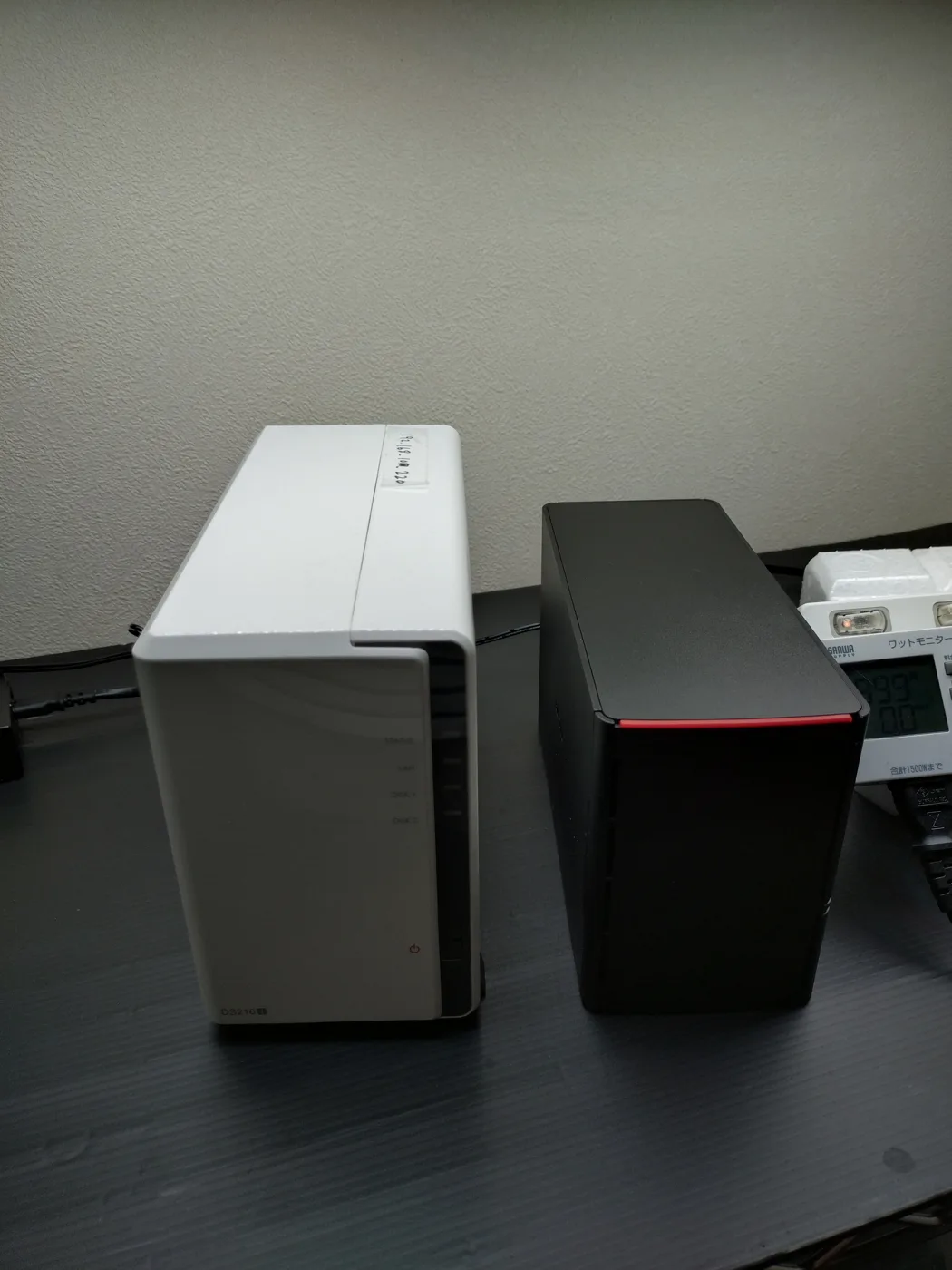 Synology DS216jとBUFFALO LinkStation LS220D0802Gを並べて大きさを比較した写真